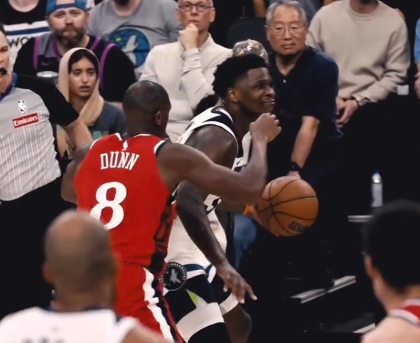 MK体育-顶级气质！爱德华兹看到小琼斯上前包夹微微一笑 后强行跳投命中